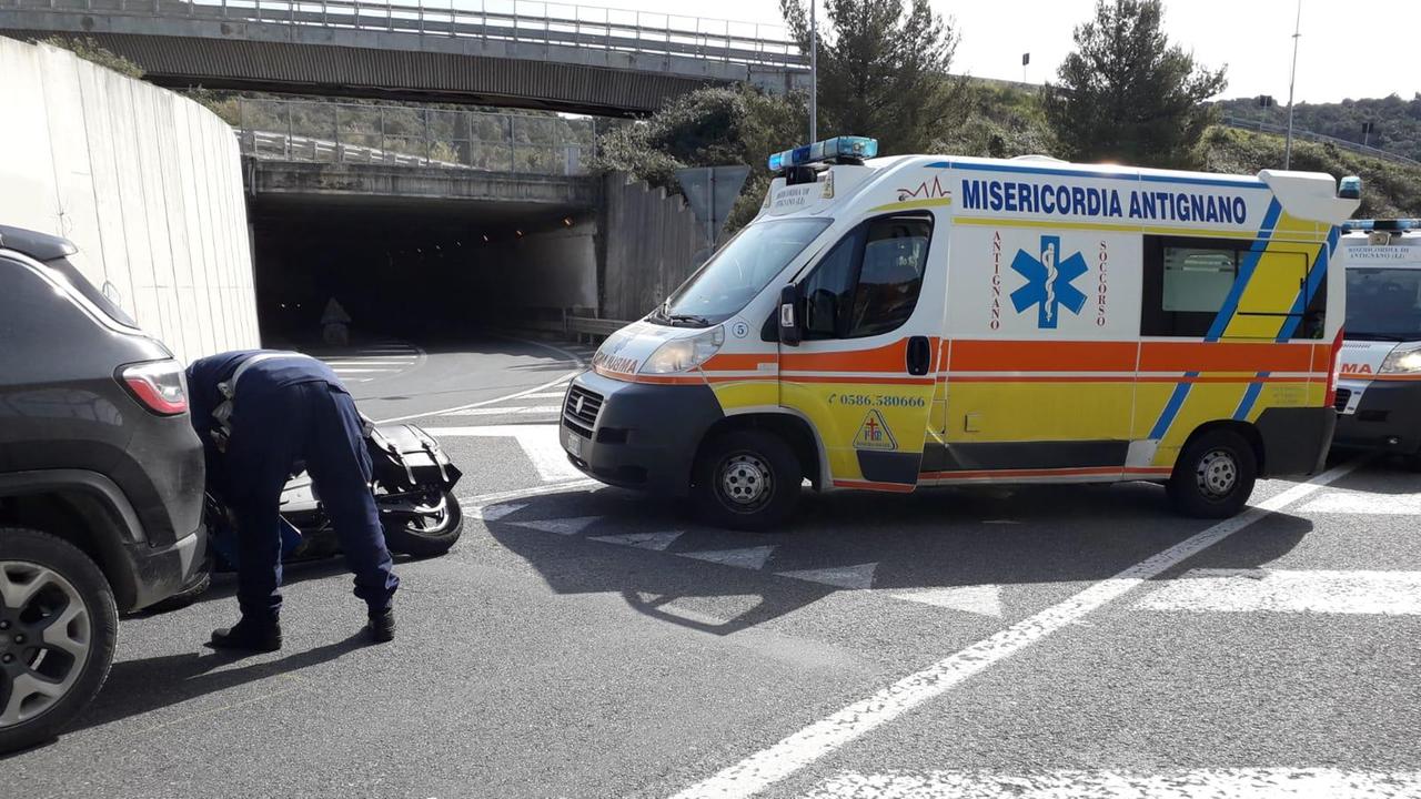 Le ambulanze della Misericordia di Antignano sul posto per i soccorsi