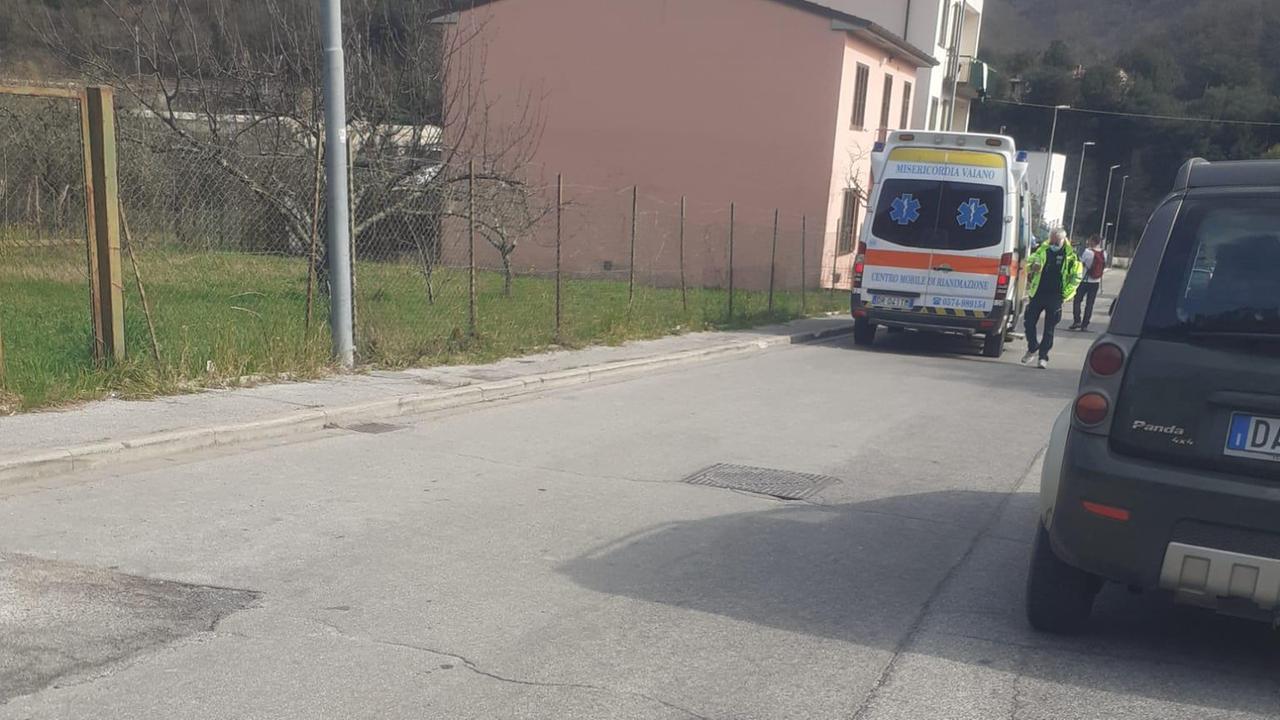 L'ambulanza della Misericordia di Vaiano intervenuta per i soccorsi dell'uomo