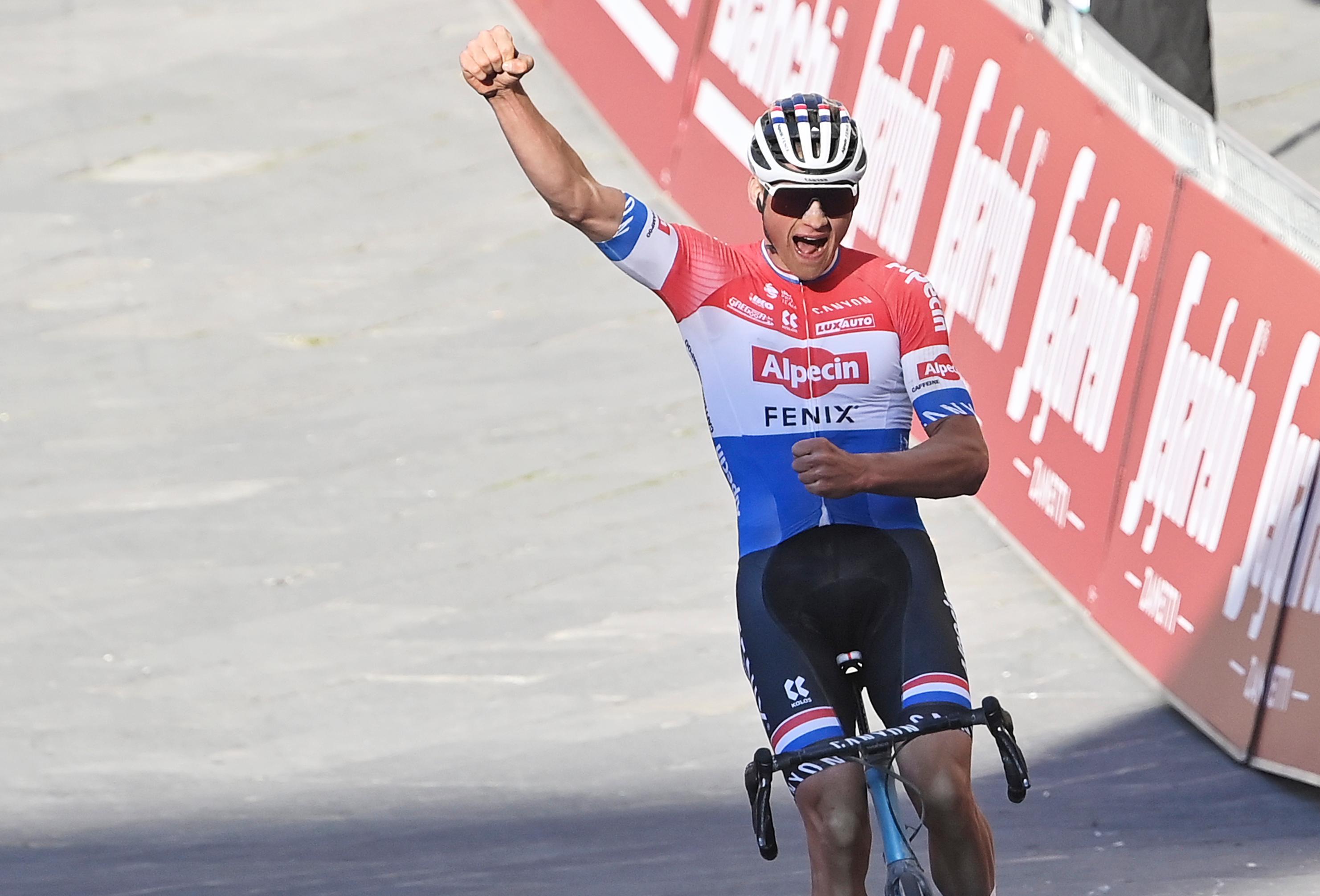 Nonno, guarda cosa faccio: Van der Poel, nipote di Poulidor, domina le Strade Bianche 