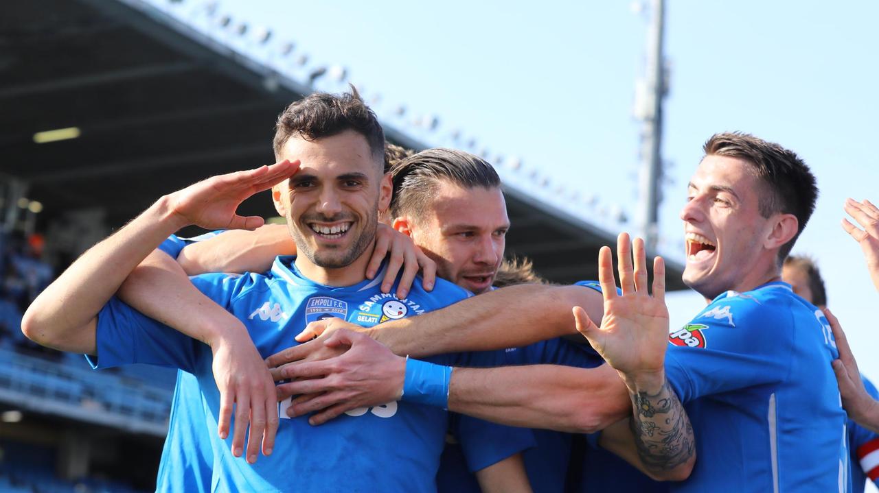 Nedim Bajrami festeggiato da Fiamozzi e Terzic dopo il vantaggio (foto Sestini)
