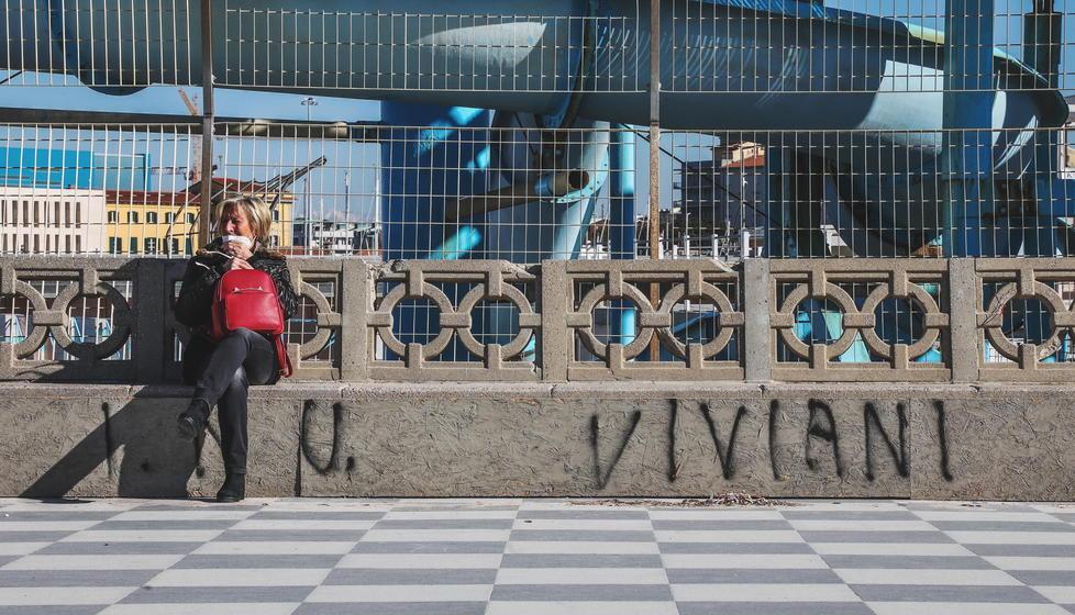 Terrazza Mascagni, fra transenne e scritte ironiche: "Ritardi nel restauro, ecco quando partiranno i lavori" 