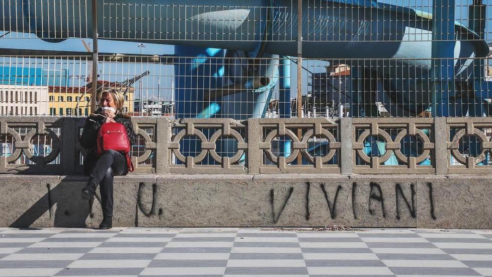 Terrazza Mascagni, fra transenne e scritte ironiche: "Ritardi nel restauro, ecco quando partiranno i lavori"