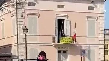 Troppa gente ferma in piazza, Paoli fa il cicchetto dal balcone