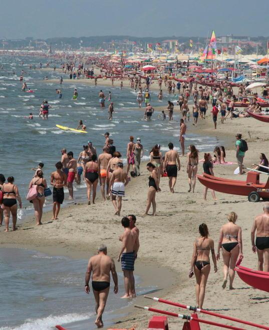 Il decreto Sostegni beffa gli hotel della Versilia: «Va cambiato» 