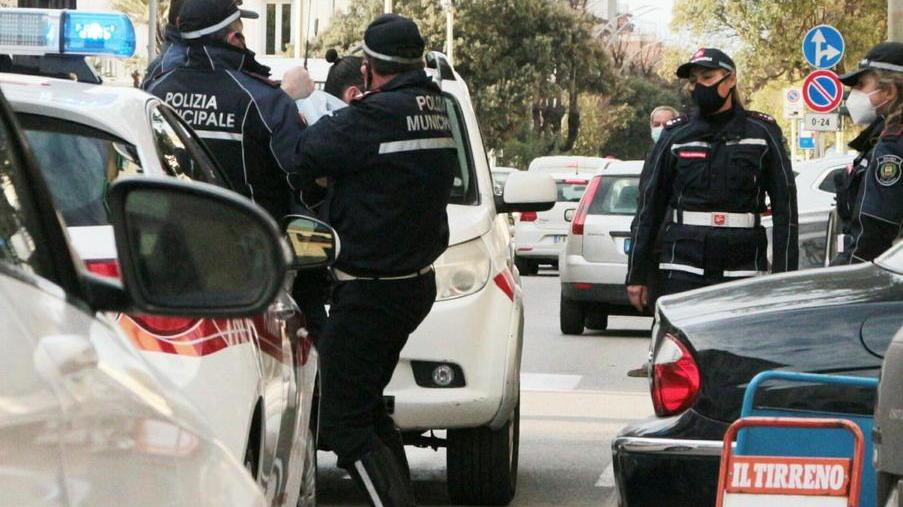 Aggredisce i vigili che gli chiedono i documenti: denunciato