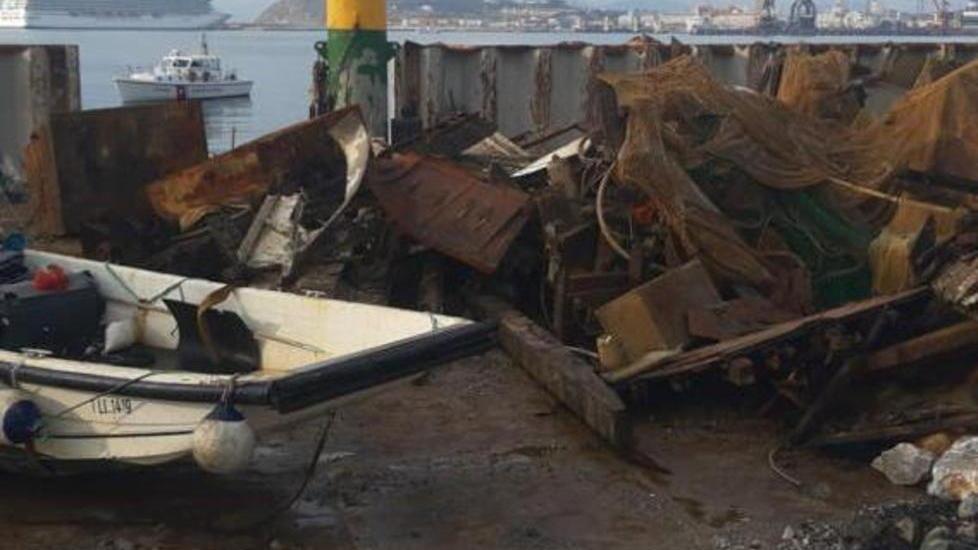Sbarcati sul porto i pezzi recuperati del Bora Bora
