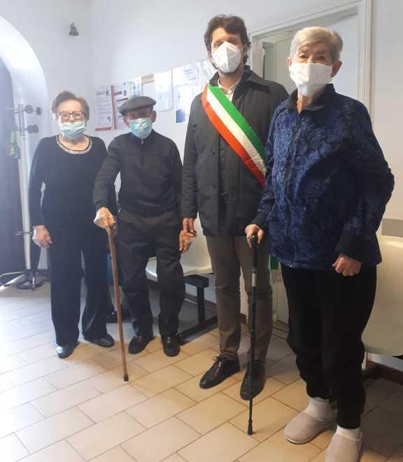 Primi vaccini agli over 80