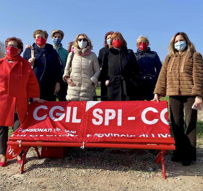 Vicino al mare la panchina rossa contro la violenza sulle donne