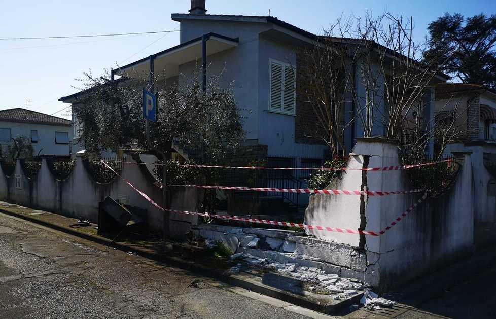 Schianto contro il muro di una casa: fuga di gas Evacuate 20 persone 