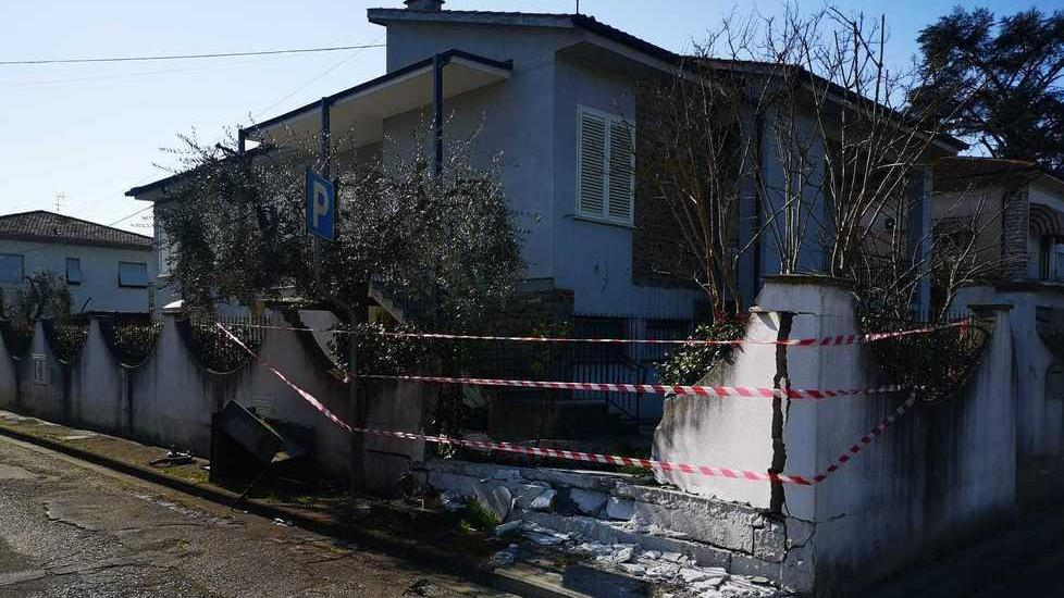 Schianto contro il muro di una casa: fuga di gas Evacuate 20 persone