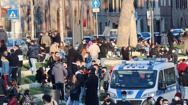 Controlli anti-ressa in piazza Ariostea
