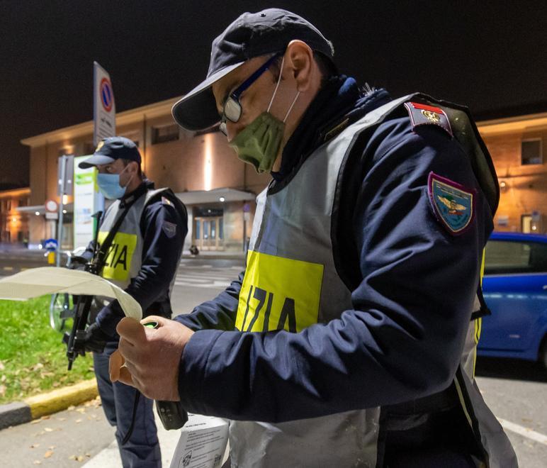 Picchia la moglie incinta davanti ai quattro figli 