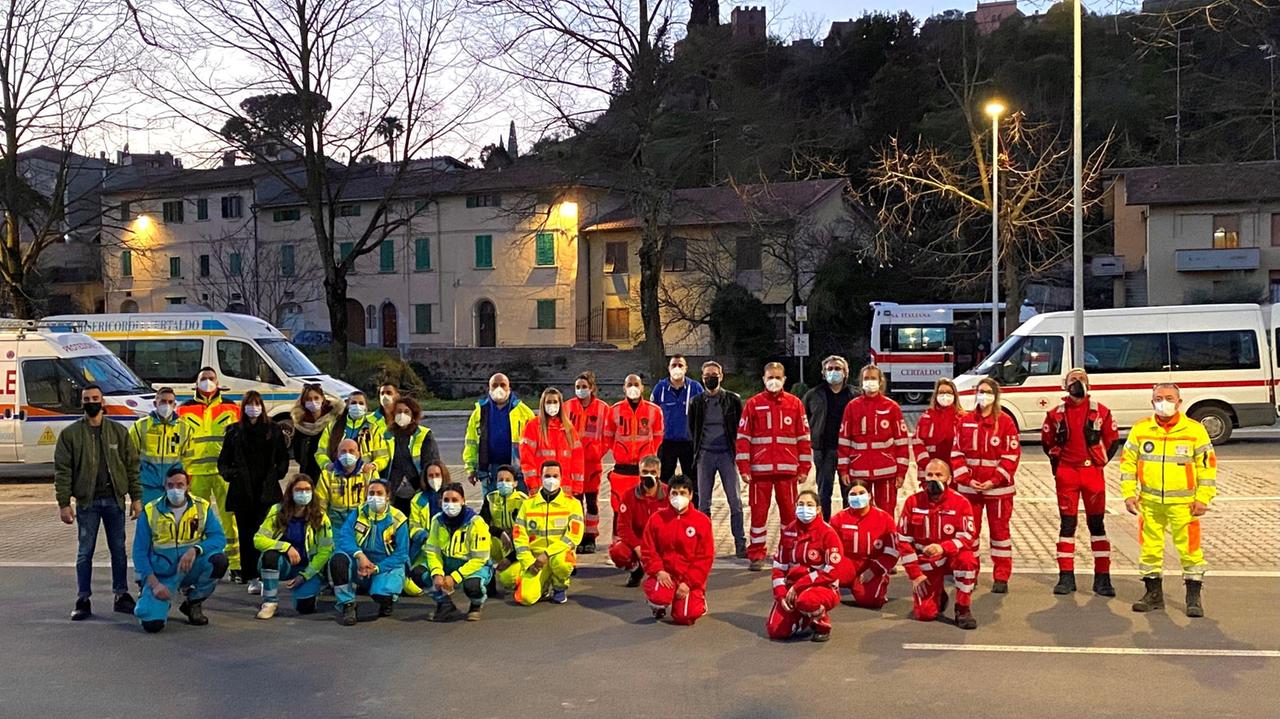 Foto di gruppo dei volontari impegnati per lo screening di massa a Certaldo