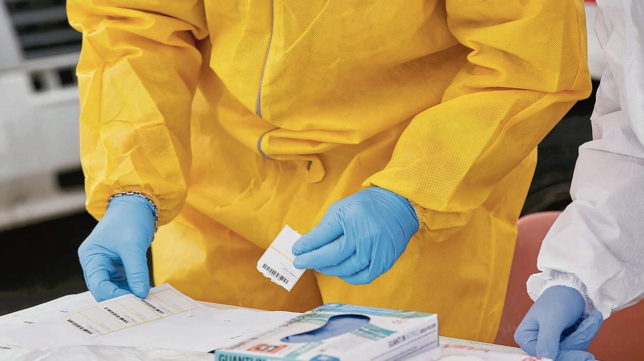 Un altro lutto mentre risalgono i contagi: preoccupazione nella Maremma nord