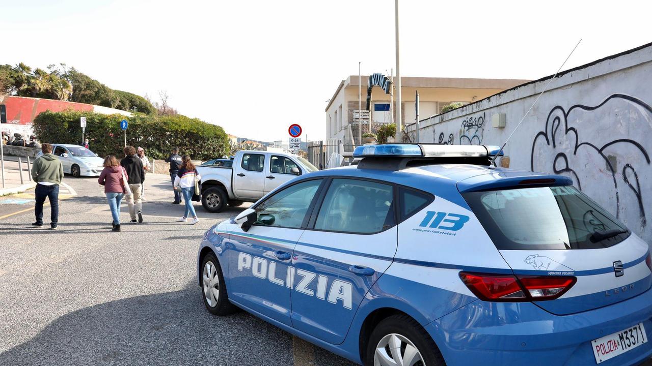 Una volante della polizia sul lungomare (foto Marzi)