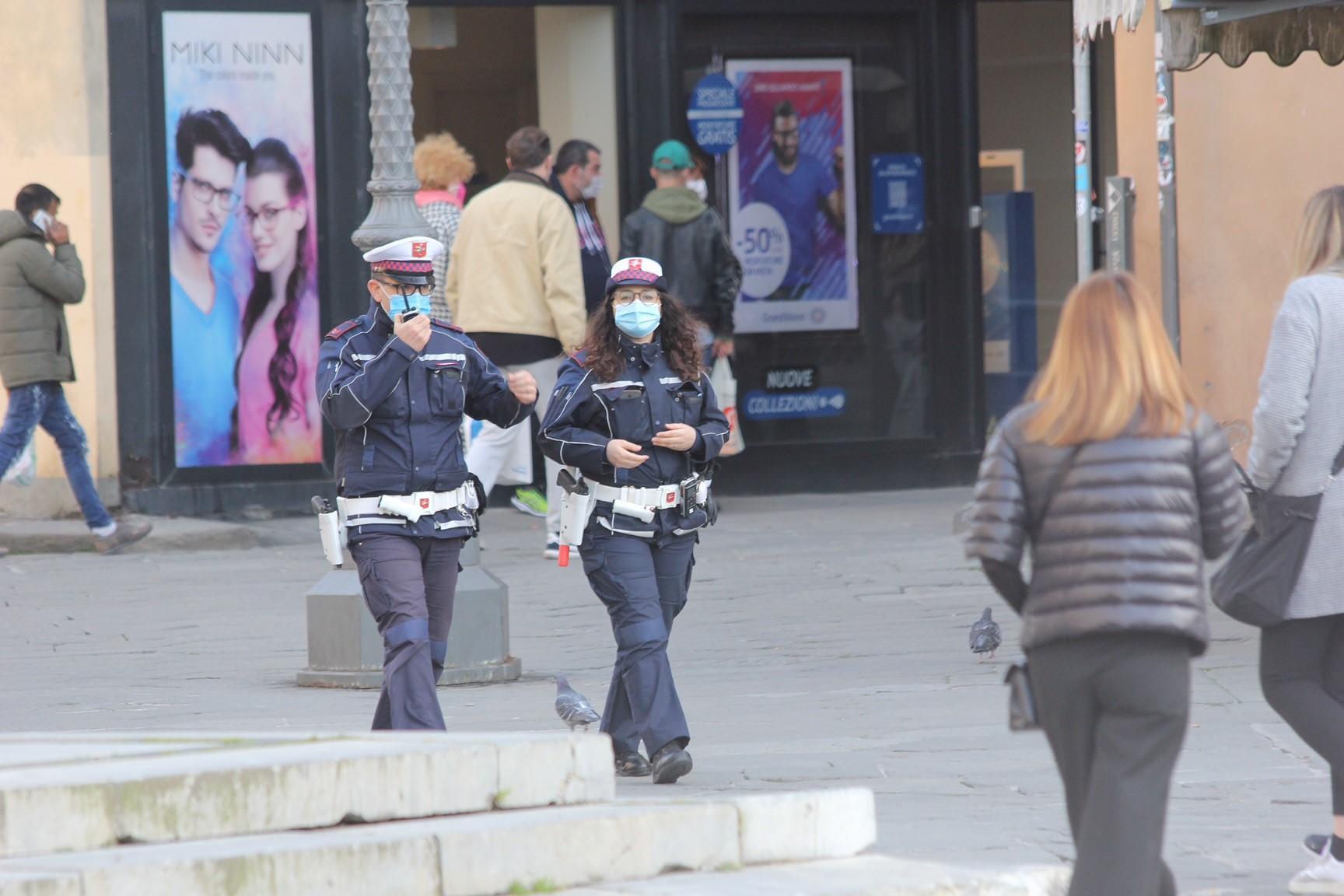 Controlli della polizia municipale in centro (foto Batavia)