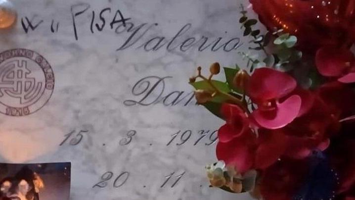 La lapide imbrattata nella foto concessa da Livornotoday