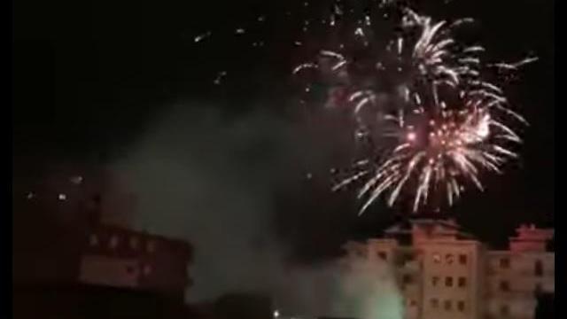 Accende fuochi d'artificio per il compleanno: denunciato - Video