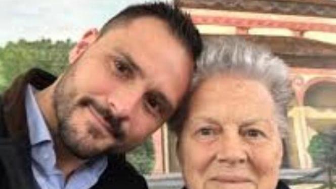 Una bella immagine del sindaco Luca Baroncini con la madre Maria Pieri