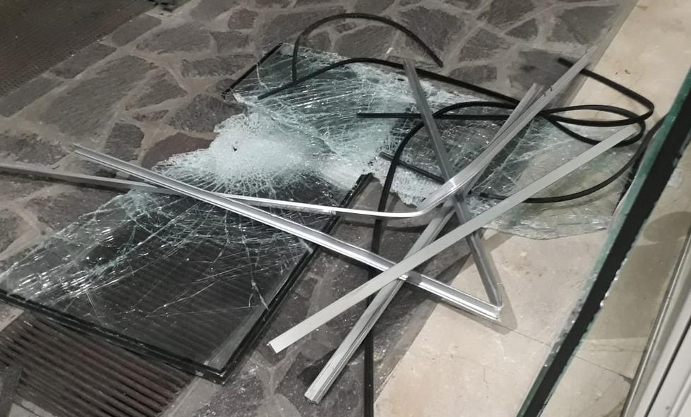 Fiorano. Lanciano tombino contro vetrina ma il colpo al bar è di pochi euro 