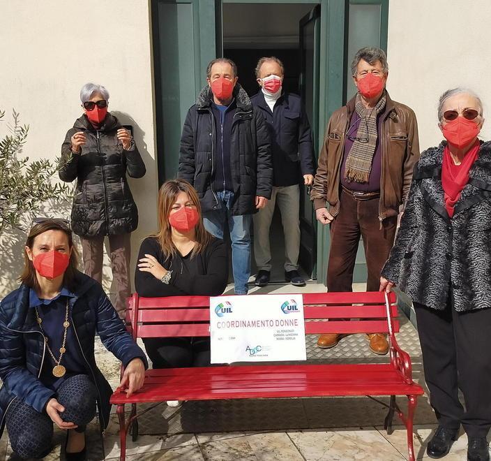 Da oggi una panchina rossa nella sede Uil di Carrara 