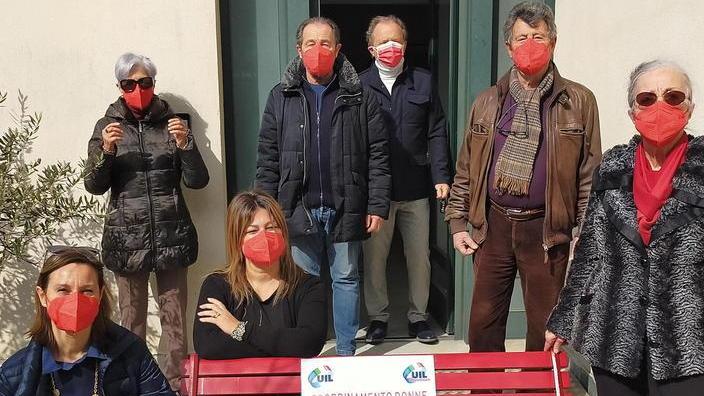 Da oggi una panchina rossa nella sede Uil di Carrara