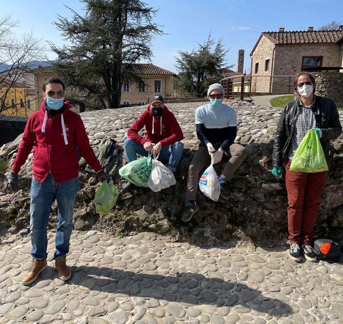 L’associazione Round Table pulisce un angolo delle Mura 