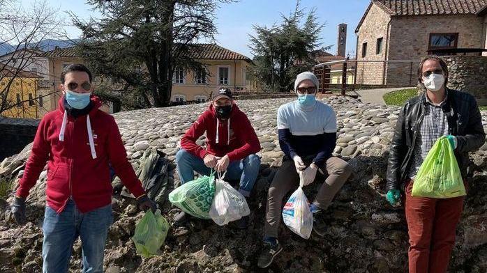 L’associazione Round Table pulisce un angolo delle Mura