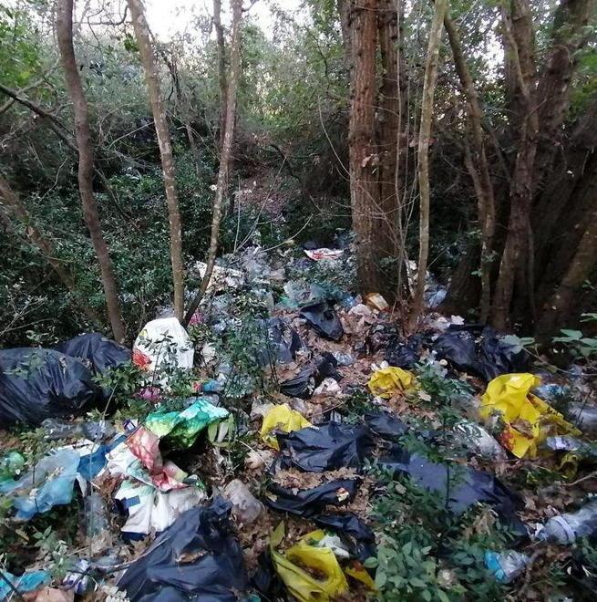 Una discarica nel parco «Eppure Montioni è il paradiso dei turisti»