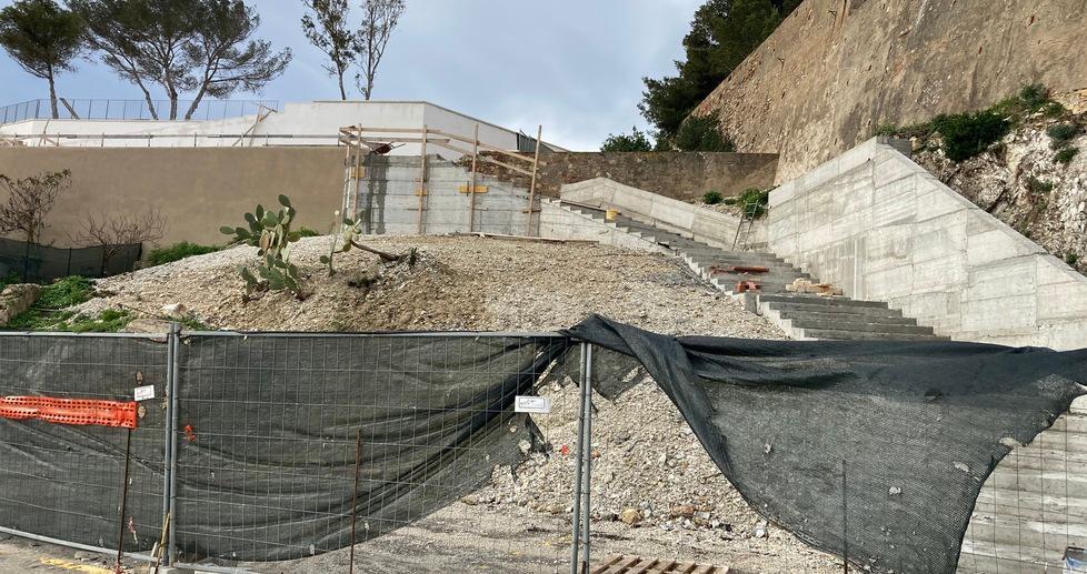 Prende forma la scalinata
