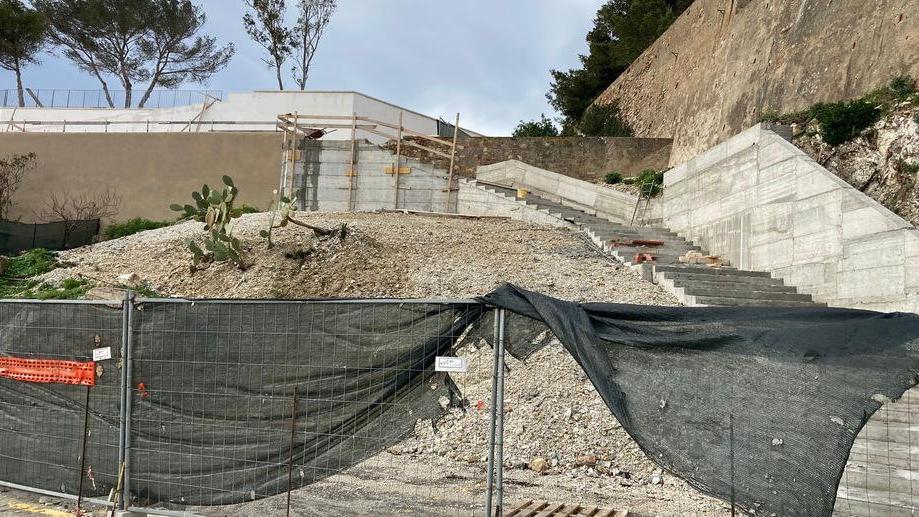 Prende forma la scalinata