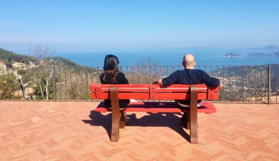 Otto panchine rosse per dire basta alla violenza contro tutte le donne 