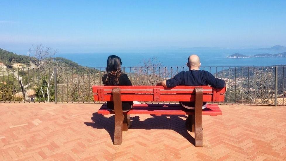 Otto panchine rosse per dire basta alla violenza contro tutte le donne
