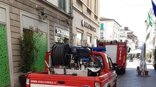 Cornicione pericolante il Comune vieta la sosta