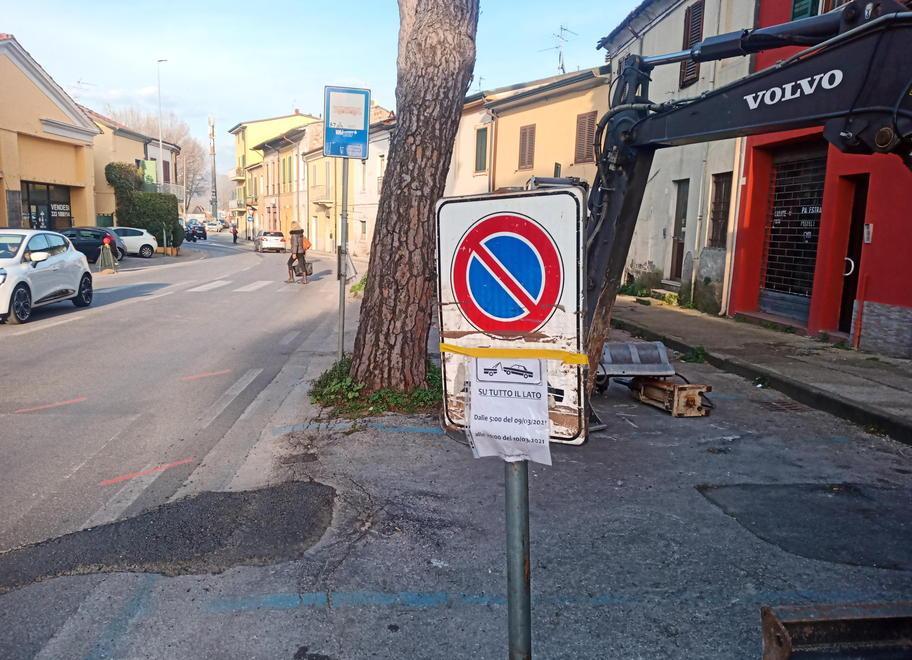 Il divieto di transito in uscita dalla Darsena, lungo via Coppino