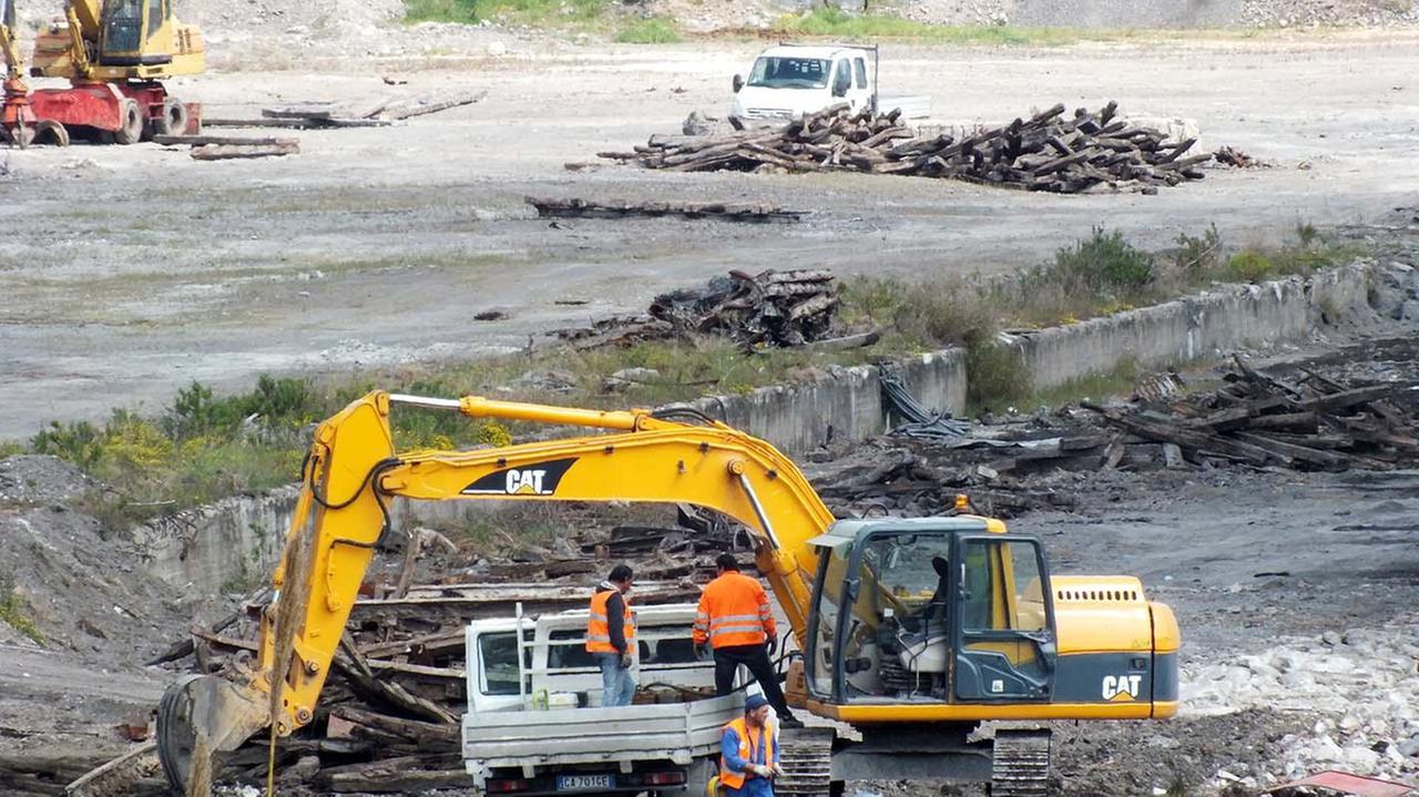 Un momento della demolizioni dell'area Città del Futuro
