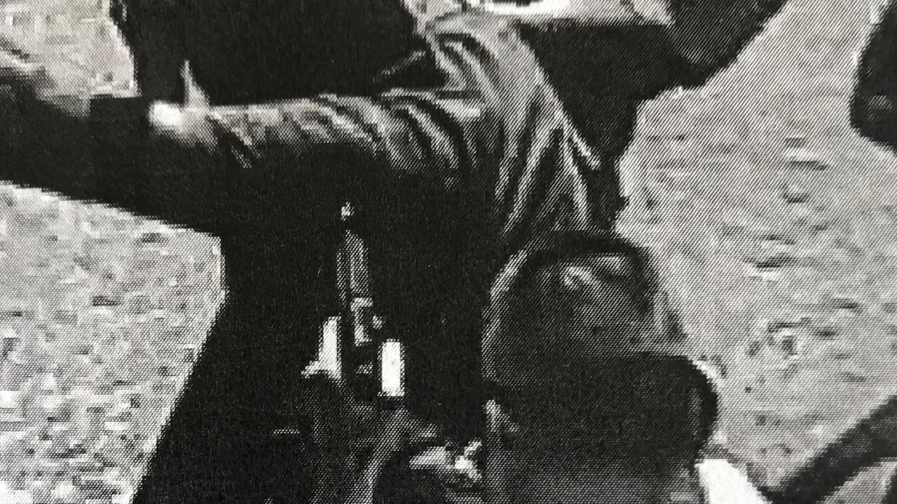 Bao Deping con la pistola durante lo scontro tra bande all'Osmannoro (foto Batavia)
