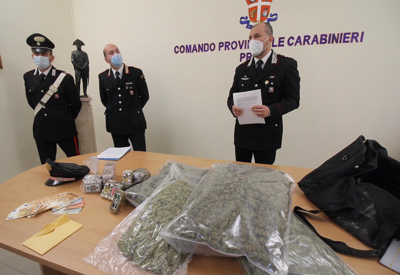 La droga sequestrata dai carabinieri (foto Batavia)