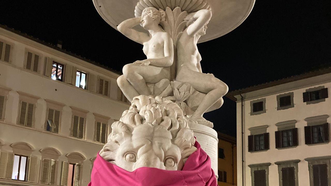 Il Leone della fontana di piazza di Farinata degli Uberti addobbato per l'8 marzo