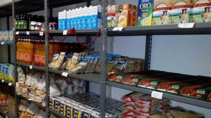 Alcuni scaffali della Bottega della Solidarietà di via Pisa