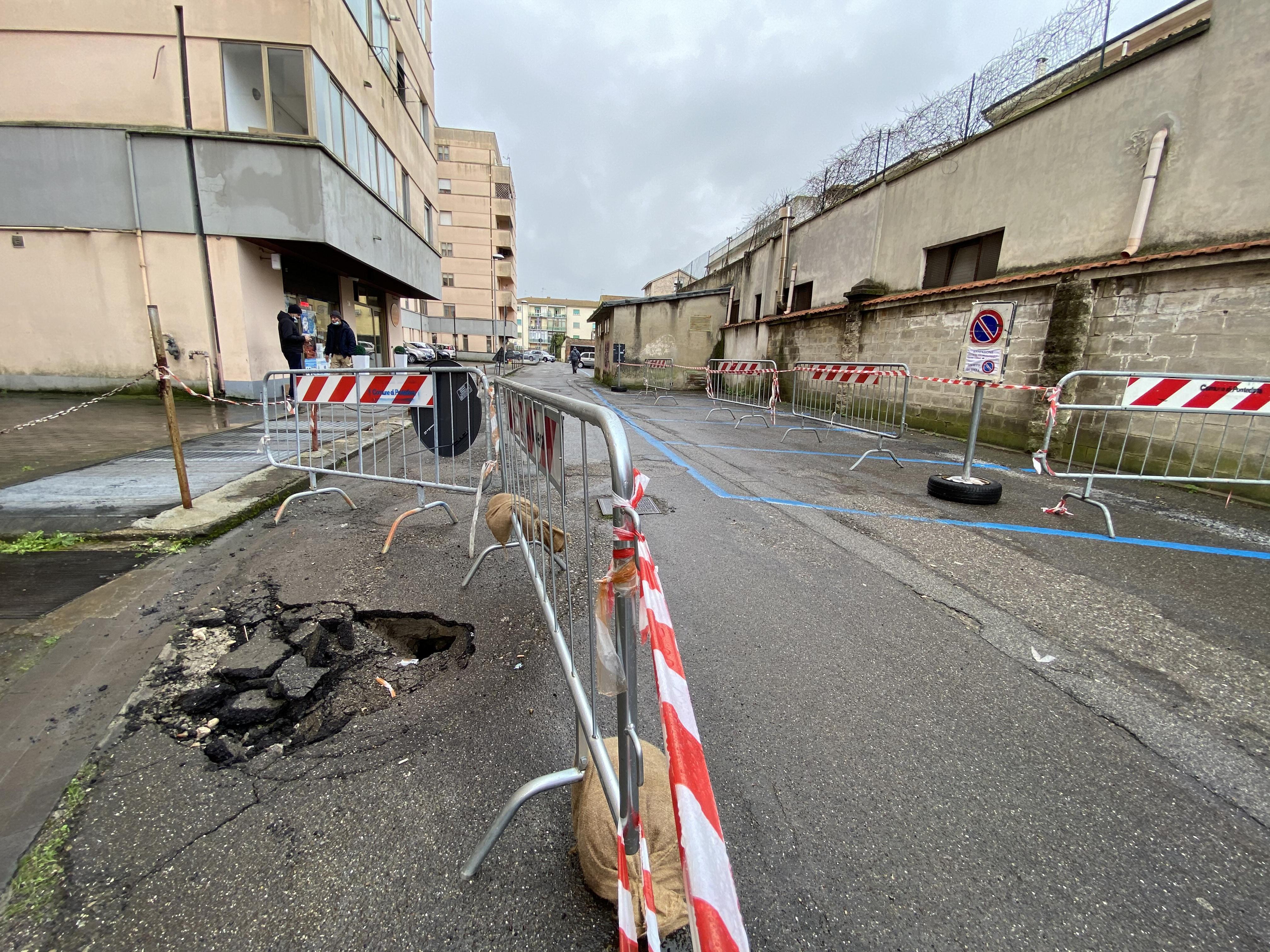 La buca prima dell'intervento del Comune in via Sacco e Vanzetti a Pontedera (Foto Franco Silvi)