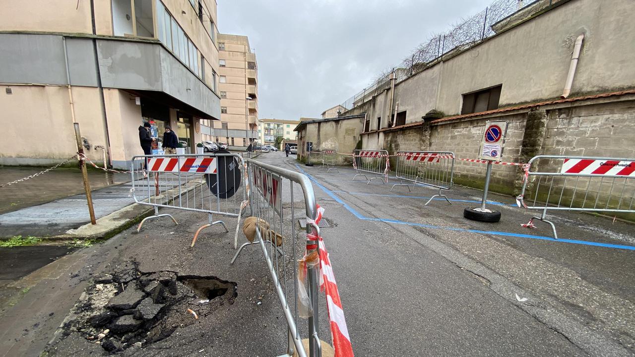 La buca prima dell'intervento del Comune in via Sacco e Vanzetti a Pontedera (Foto Franco Silvi)