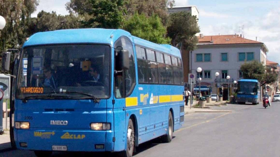 Lavori in corso sulla Sarzanese a Massarosa e i bus non ci passano