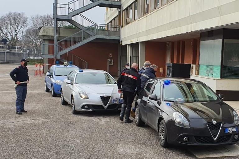 Il ricercato era nascosto in albergo: arrestato a Cento 