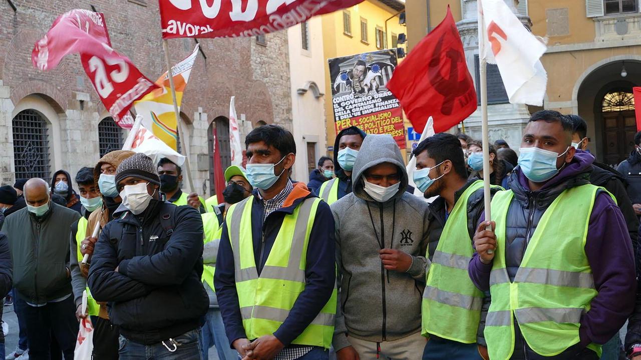 La protesta degli operati Texprint sabato in piazza del Comune (foto Batavia)