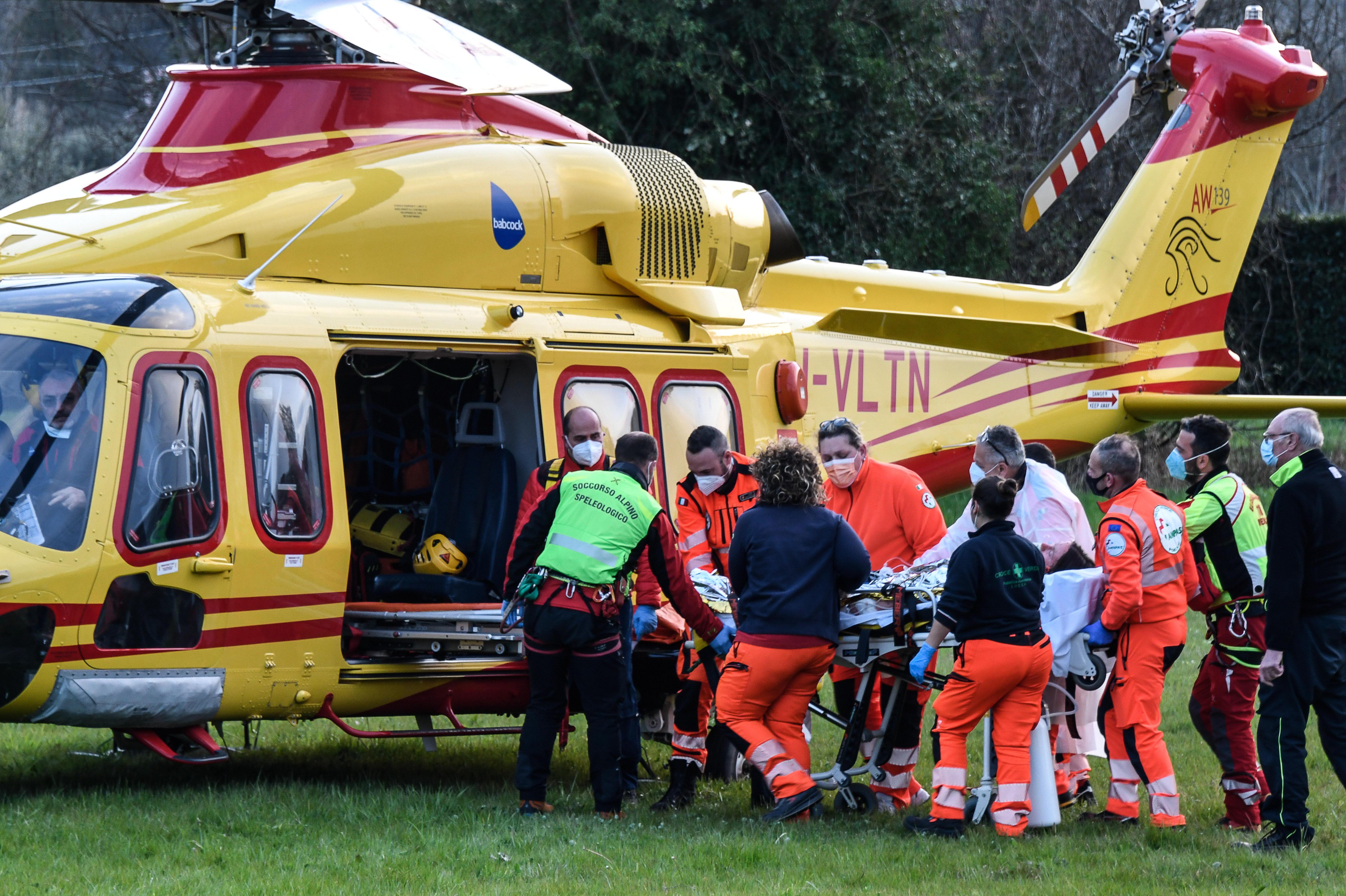 Investita da una fiammata mentre accende il fuoco, grave una ragazza