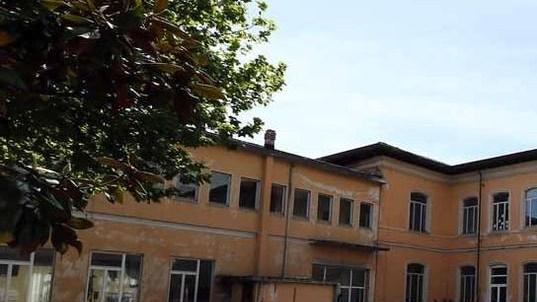 Lavori alla scuola Giromini a Carrara, chiude la biblioteca a Marina