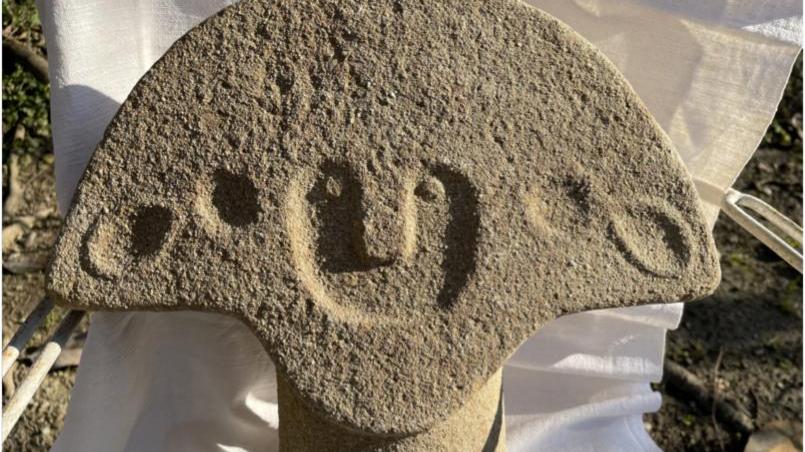 Una Statua Stele sul monte Galletto, eccezionale ritrovamento in Lunigiana