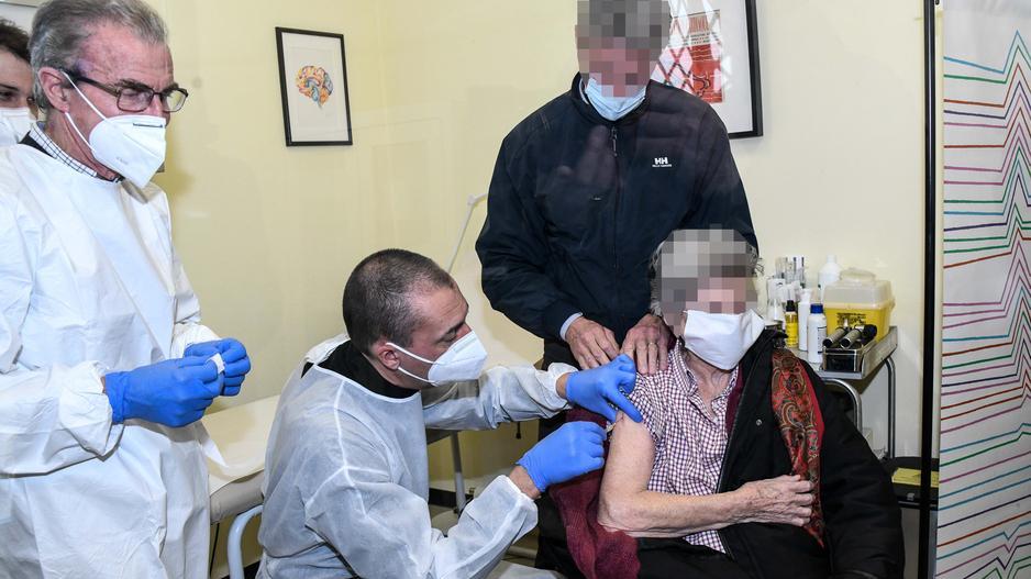 Vaccini anti-Covid per gli anziani, nuovo stop alle forniture