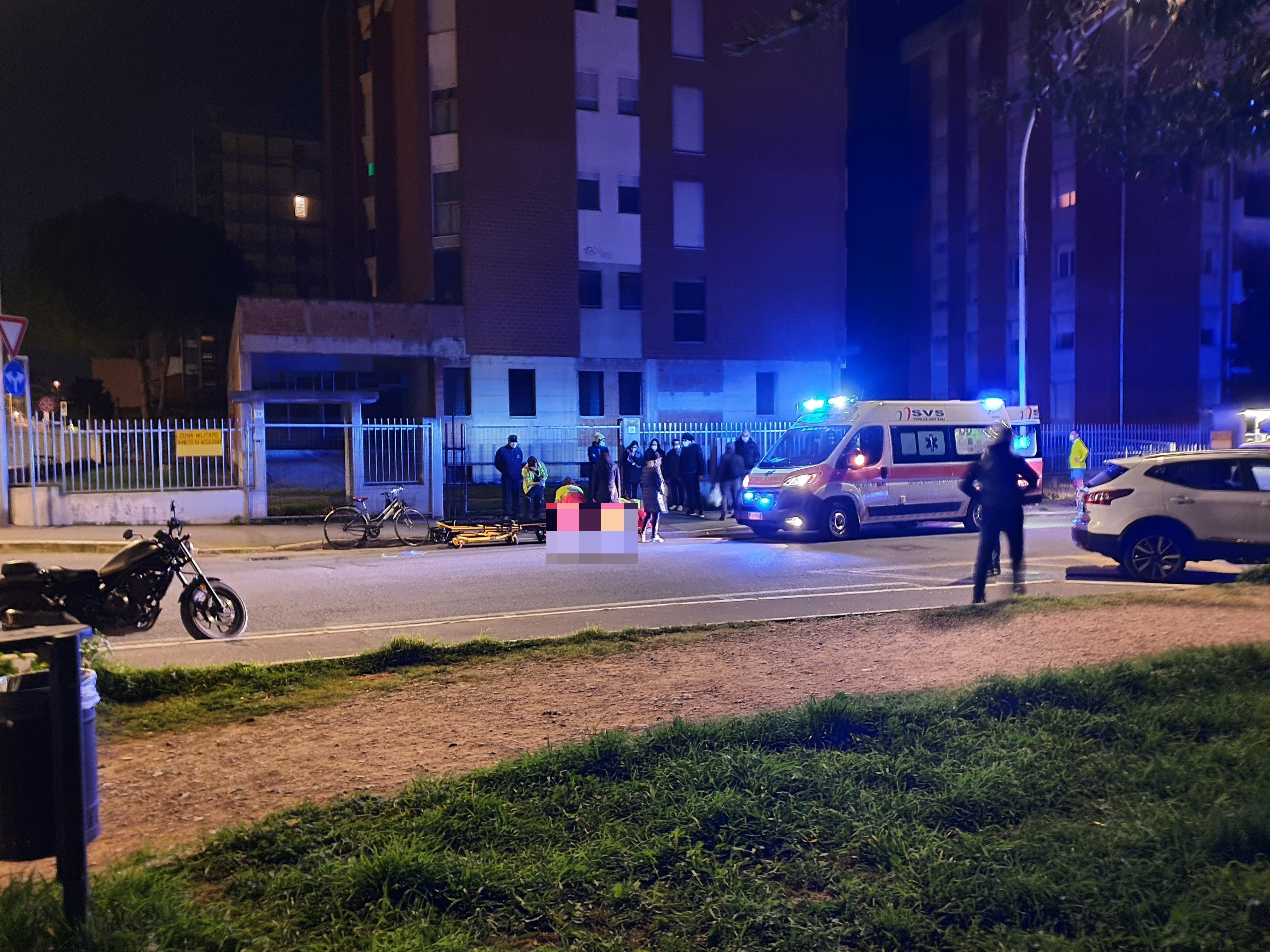 I soccorsi dei volontari della Svs, con il medico, in via Beppe Orlandi